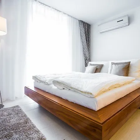 Above The Historical Roofs شقة