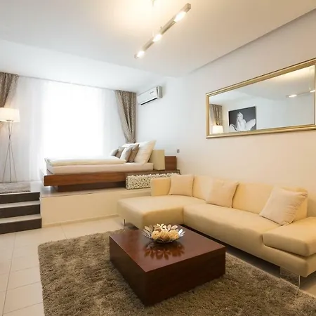 Above The Historical Roofs شقة *