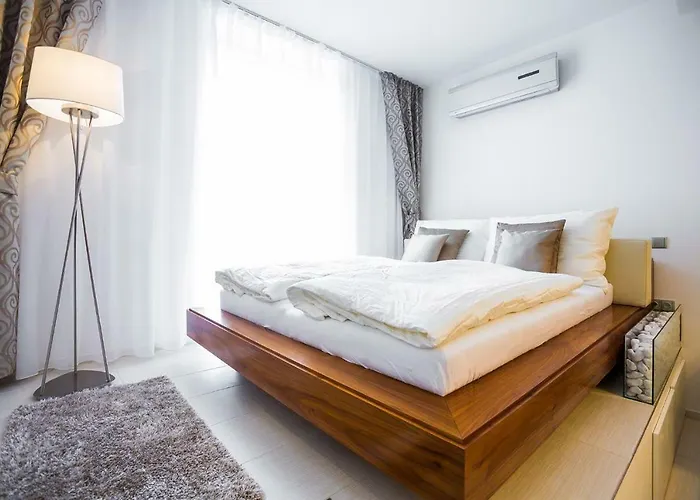 Above The Historical Roofs شقة